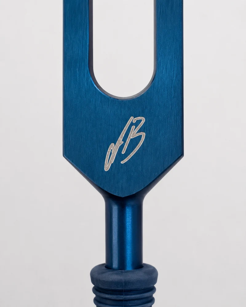 40 Hz Lightdesign Stimmgabel mit Gewicht (bekannt als Gamma Frequenz) mit blauem Griff