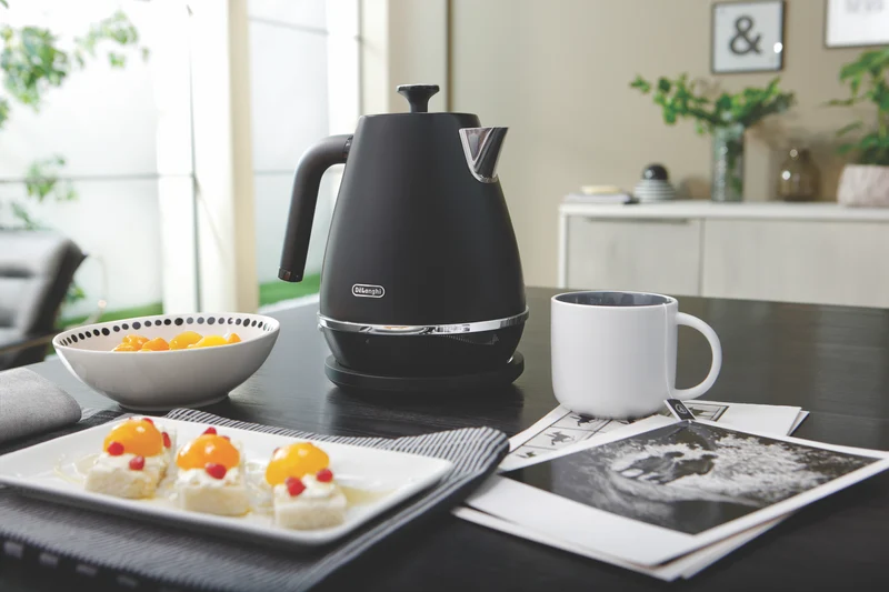 DeLonghi Distinta Moments Kettle - Black