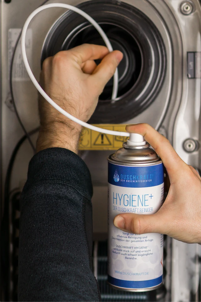 Luftentfeuchter und Reinigung - das DUSCHKRAFT Hygiene+ Reinigungsspray