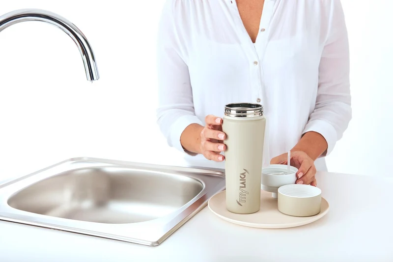 Laica steel drinking bottle with water filter - filter while you drink - beige, red or green