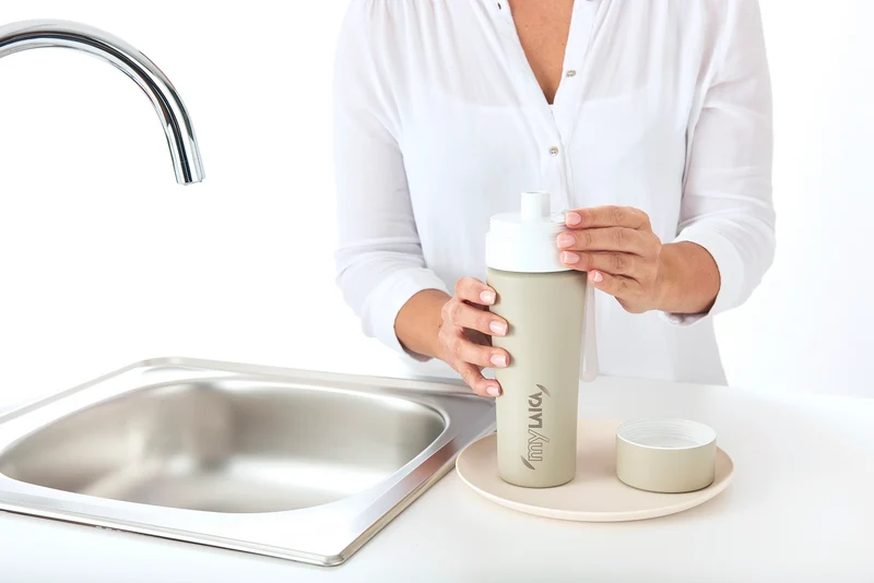 Laica steel drinking bottle with water filter - filter while you drink - beige, red or green