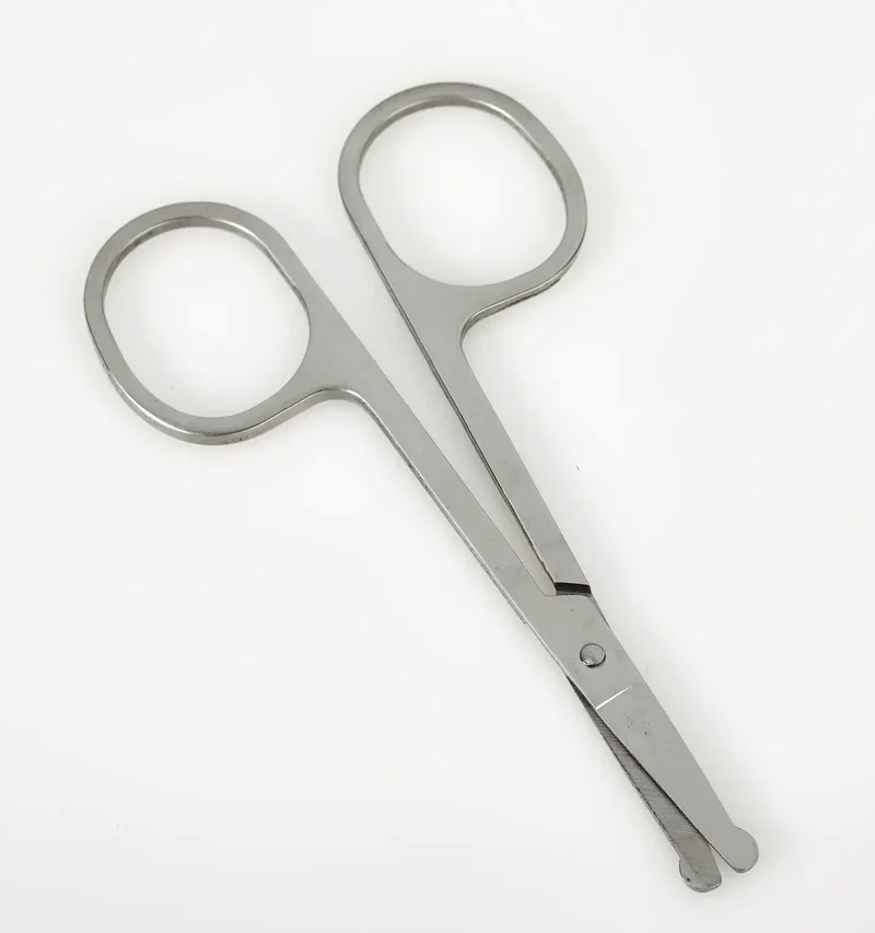 Nasenhaarschere mit abgerundeter Spitze – sicher & präzise